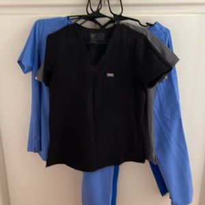 Figs 1 pocket scrub top